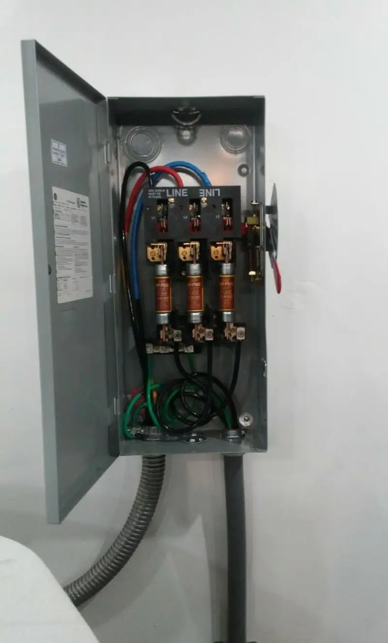 Three-phase disconnect switch installed for Smoke Detector Installation in Kingsville
